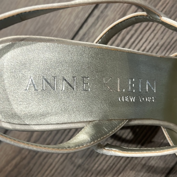Size 8M Anne Klein Slingback Heels - Picture 4 of 9